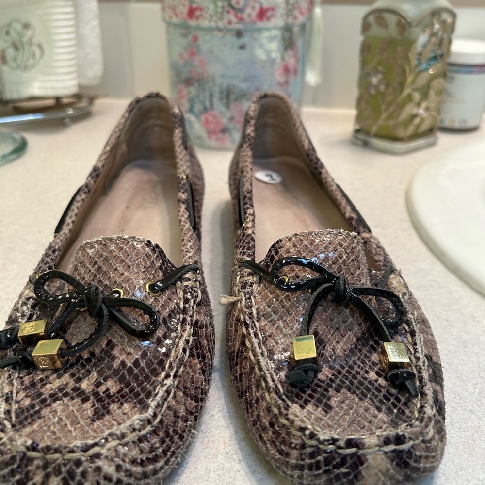 MICHAEL KORS EMBOSSED LEATHER FLATS  SIZE 9